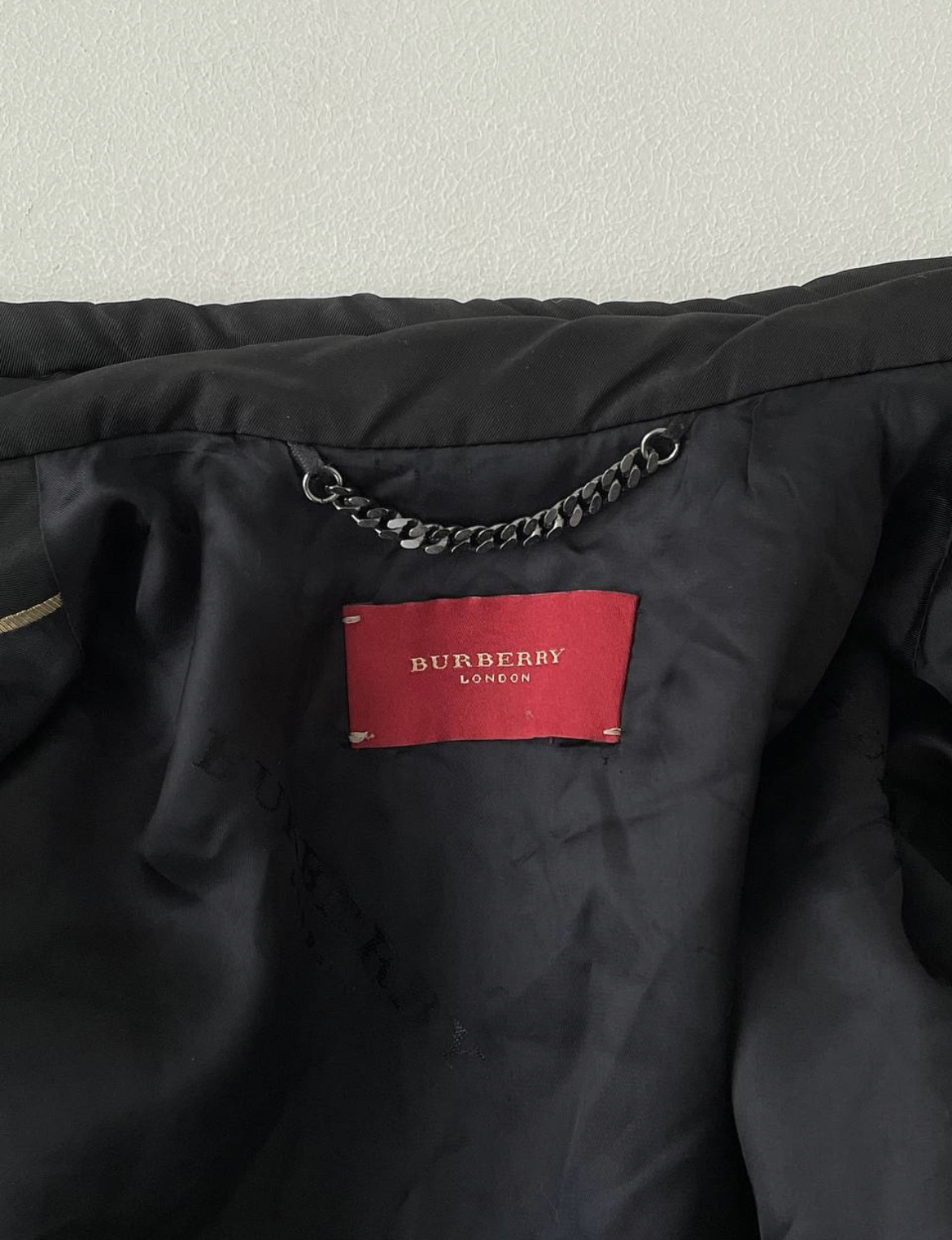 Burberry red outlet label